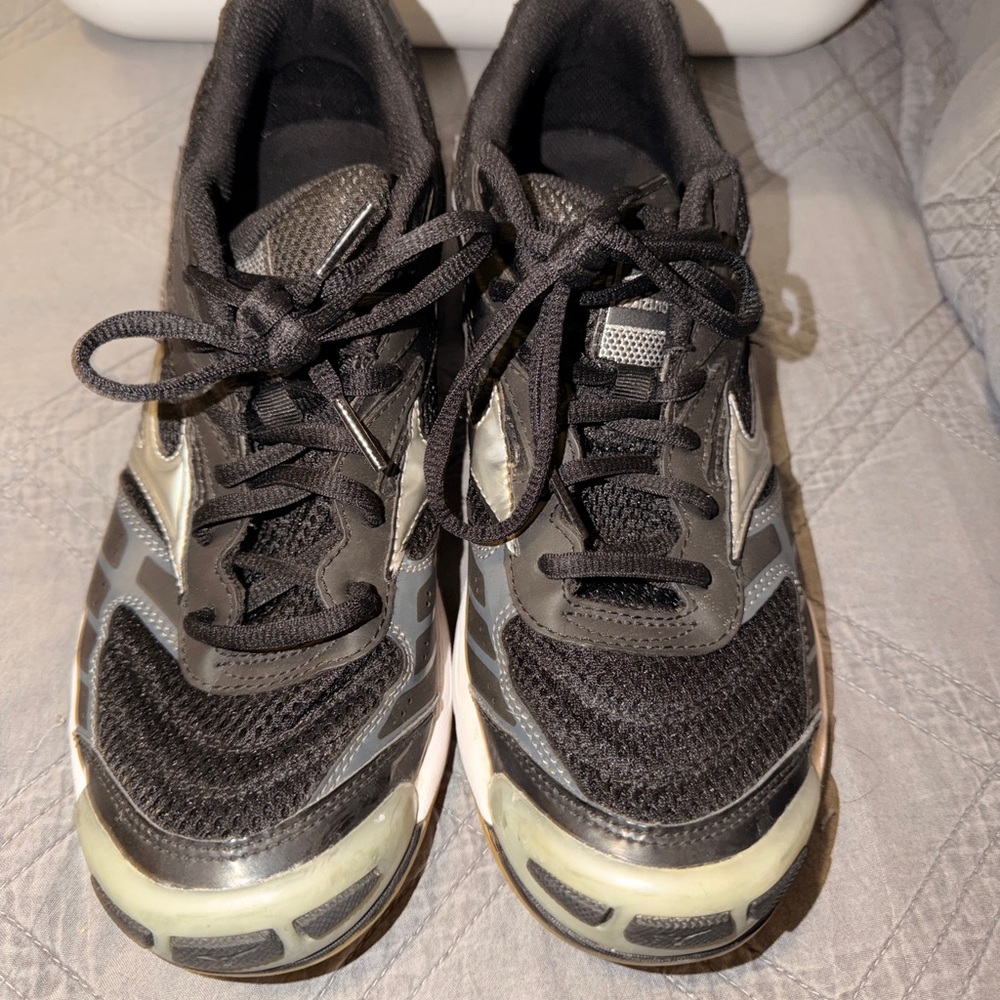 Mizuno Black and Gray Athletic Shoes